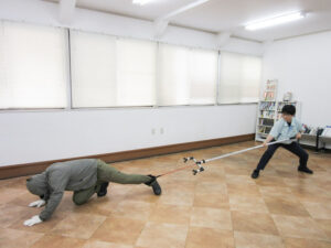 距離を保ちながら不審者の自由を奪う「不動」