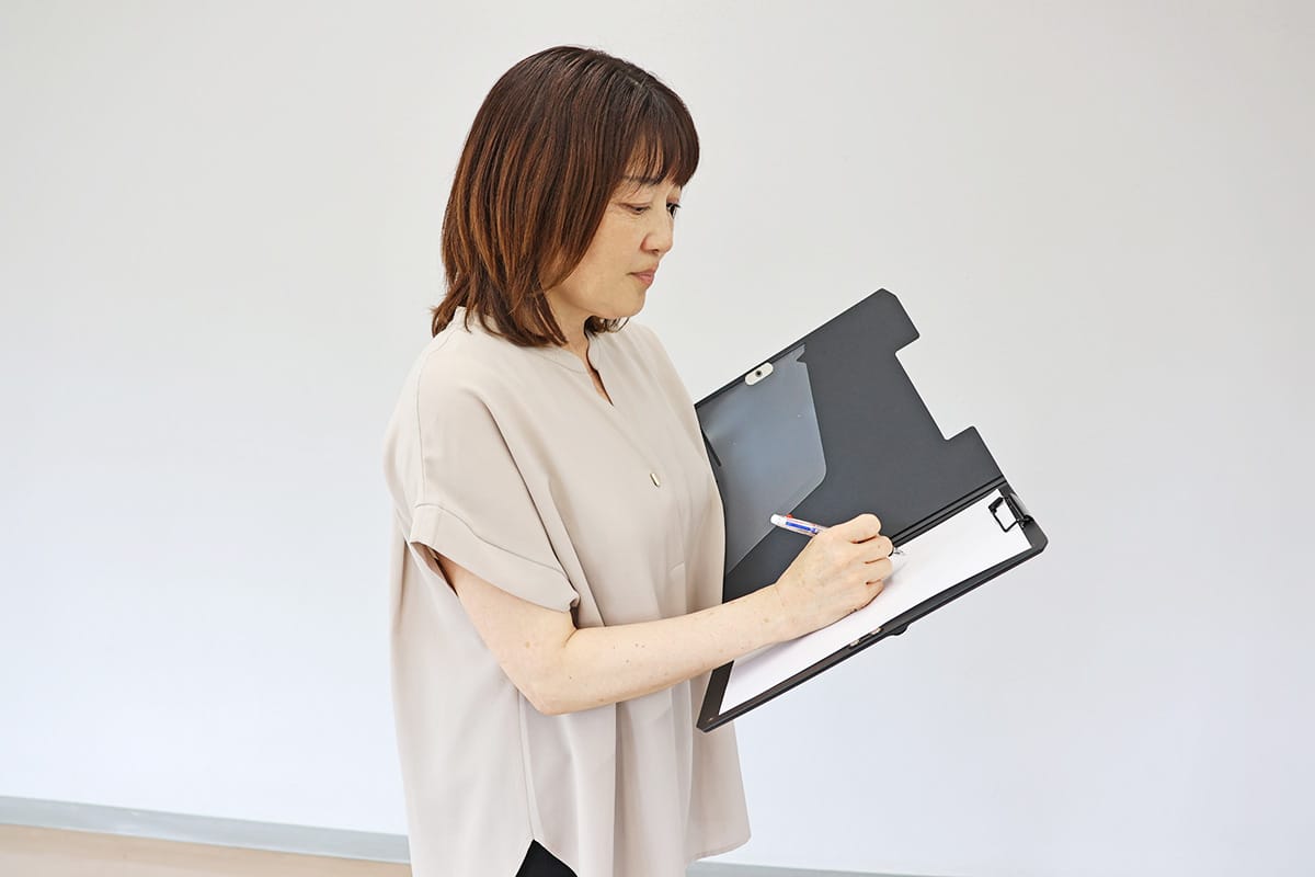 通常時にはバイン盾をバインダーとして筆記に使う様子