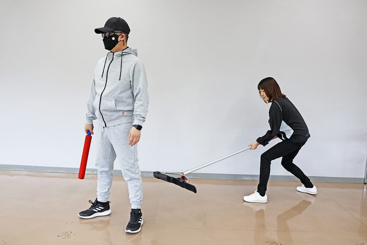 不動SF7を不審者の脚に押し当てる様子