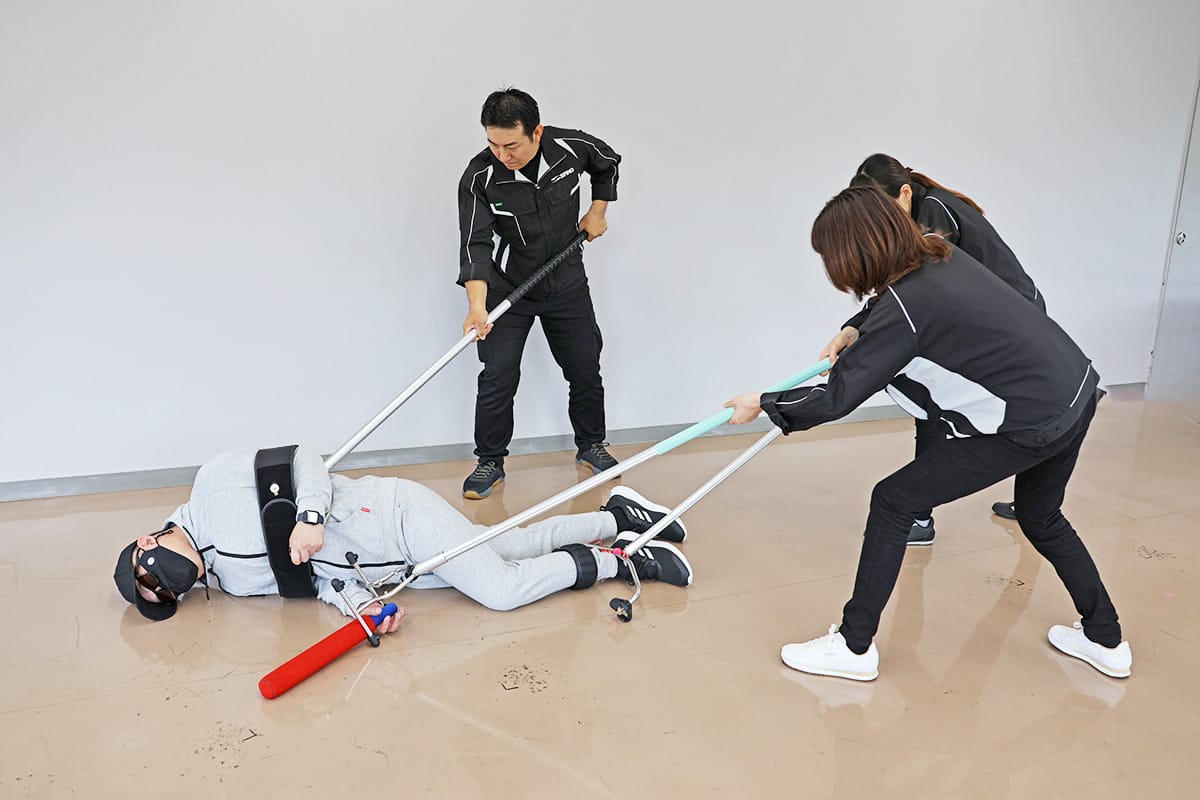 さすまたSM445とケルベロスSC17、不動SF7、弁慶SB224を組み合わせた不審者対応の様子