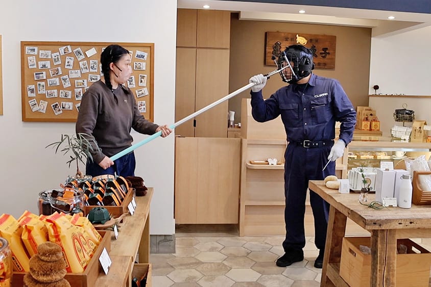 亀の子束子 ─ 店舗の防犯対策に弁慶SB224導入